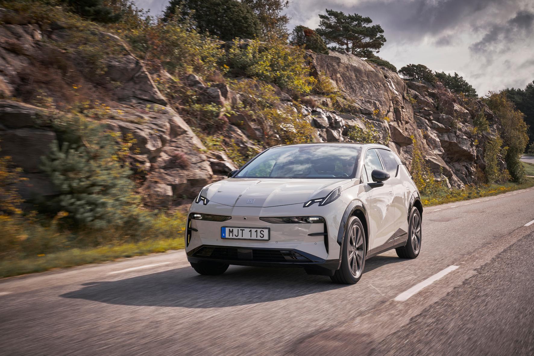 Die DC-Schnellladesäule wird mit bis zu 150 kW angezapft, von zehn auf 80 Prozent Ladestand geht es nach Herstellerangaben in einer knappen halben Stunde.