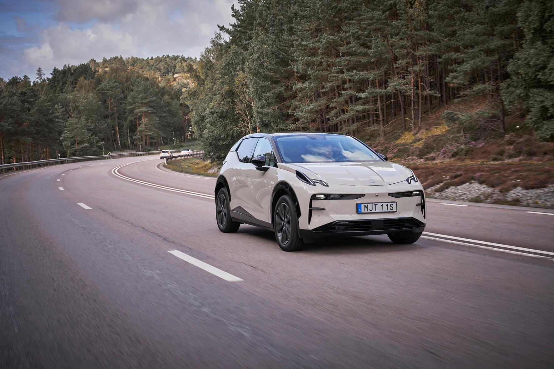 Beim Hecktriebler erfolgt der Sprint von 0 auf 100 km/h in 5,6 Sekunden, beim zweimotorigen 200-kW-Modell in 3,8 Sekunden.