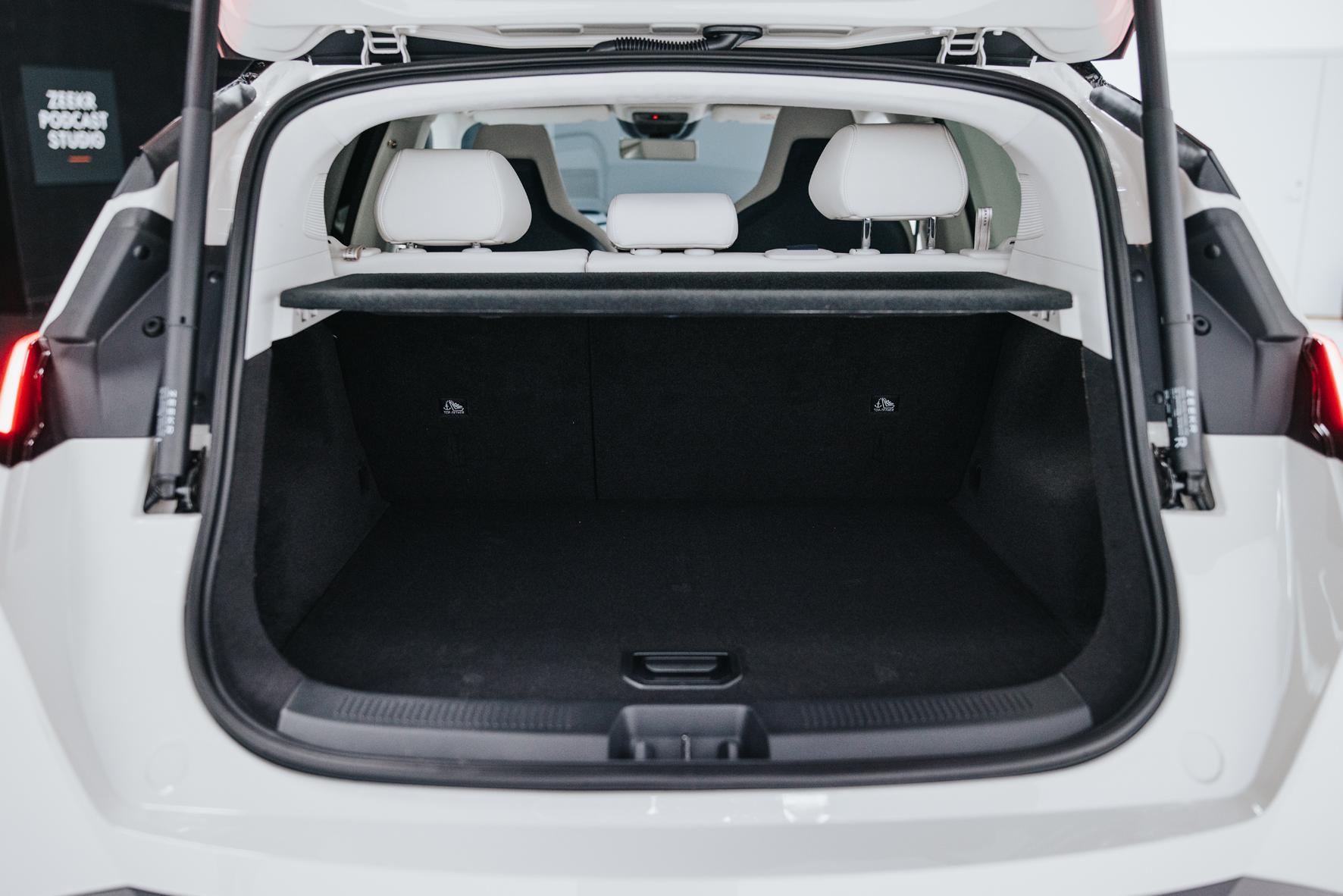 In den Kofferraum passen nicht allzu berühmte 362 Liter, durch Umklappen der Rücksitzlehnen erweitert sich das Volumen auf bis zu 1960 Liter.