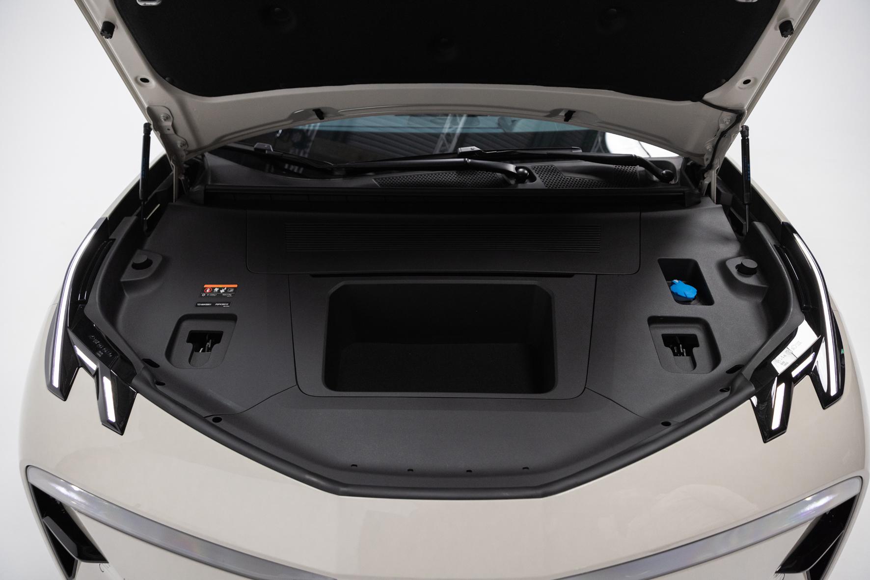 Zusätzlich gibt es einen "Frunk" unter der Motorhaube.