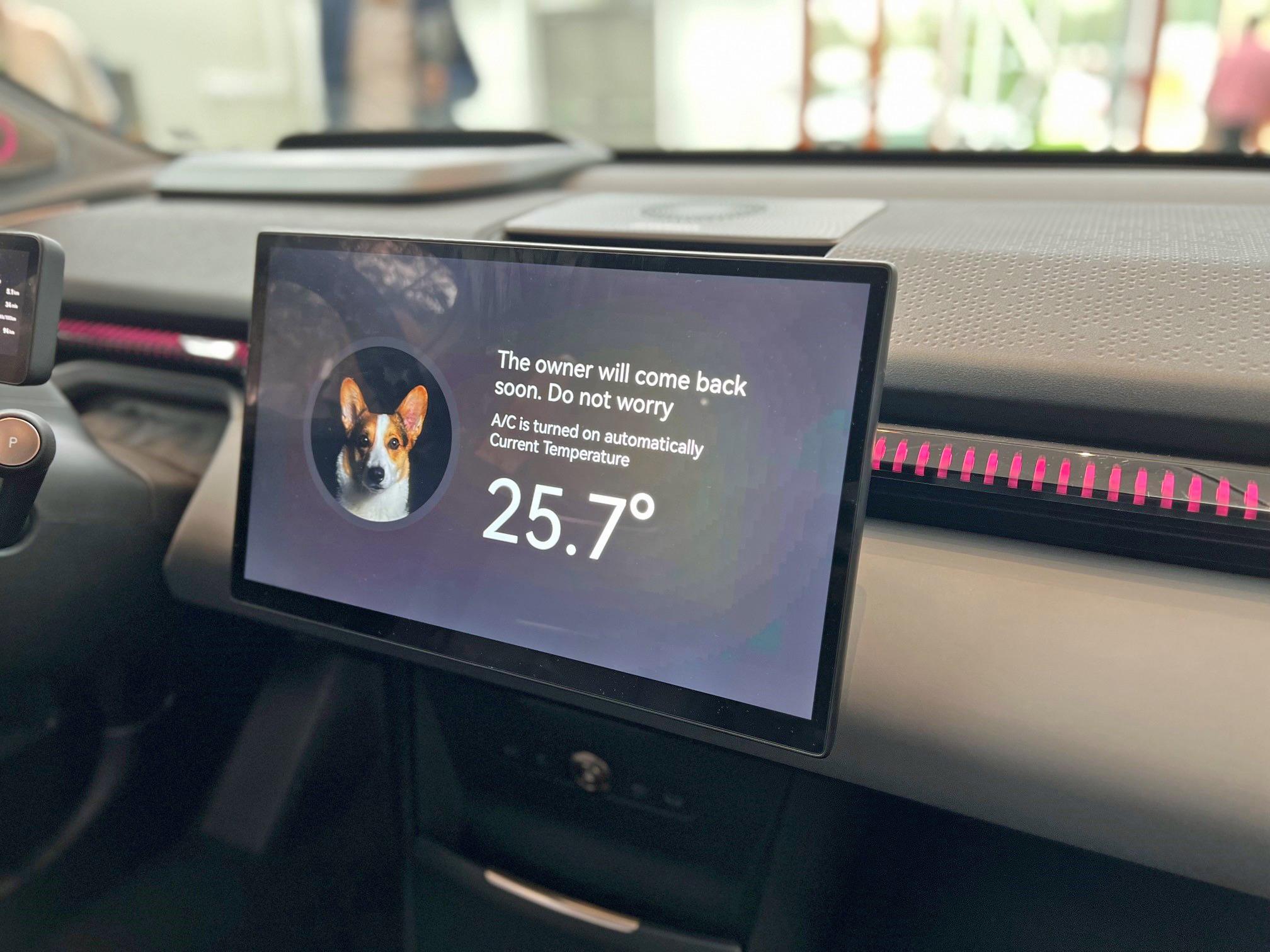 Nach Tesla-Vorbild gibt es einen sogenannten Pet-Mode, der – wenn Kinder oder Tiere im abgestellten Auto zurückbleiben – die optimale Temperatur einstellt und Passanten via Touchscreen mitteilt, dass es den Insassen gut geht.