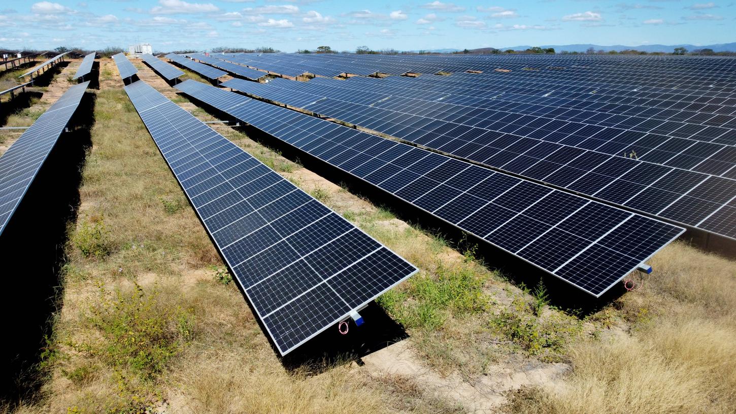 Die Solarenergie ist ein essenzieller Bestandteil der regenerativen Energiegewinnung. US-Forscher machten jetzt eine Entdeckung, die den Wirkungsgrad von Solarzellen künftig drastisch erhöhen könnten (Symbolbild). Die Solarenergie ist ein essenzieller Bestandteil der regenerativen Energiegewinnung. US-Forscher machten jetzt eine Entdeckung, die den Wirkungsgrad von Solarzellen künftig drastisch erhöhen könnten (Symbolbild).