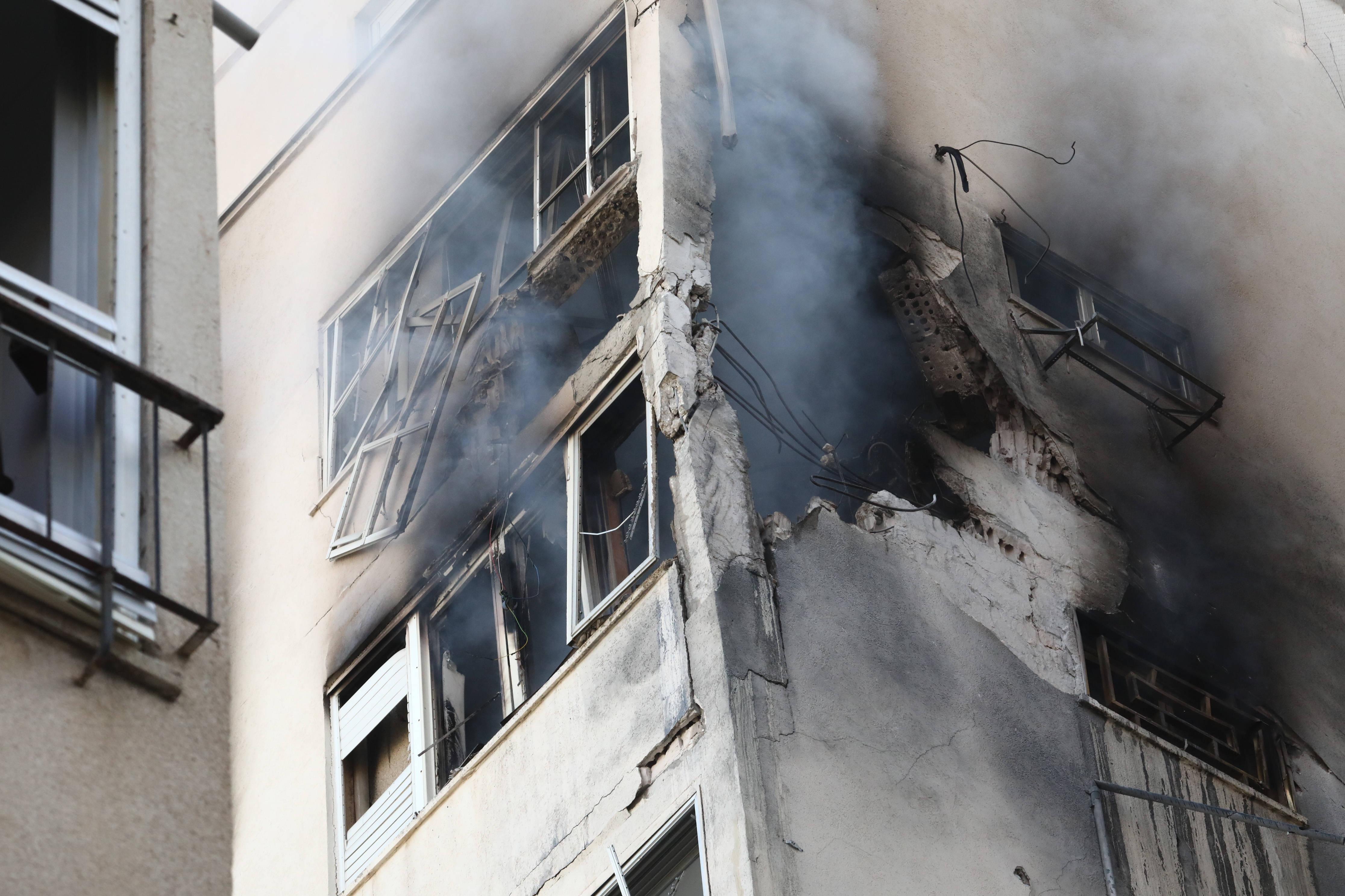 (231007) -- TEL AVIV, Oct. 7, 2023 -- This photo taken on Oct. 7, 2023 shows a building hit by a rocket in Tel Aviv, Isr