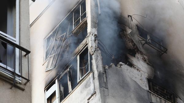 (231007) -- TEL AVIV, Oct. 7, 2023 -- This photo taken on Oct. 7, 2023 shows a building hit by a rocket in Tel Aviv, Isr