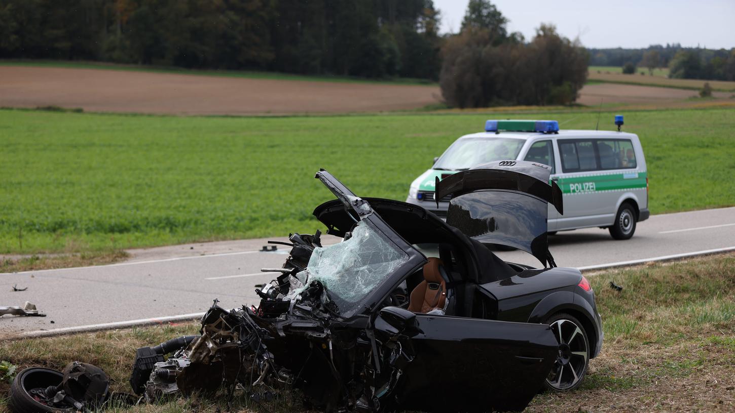 Das Wrack des verunfallten Autos auf der EI20 zwischen Schelldorf und Stammham im oberbayerischen Landkreis Eichstätt.