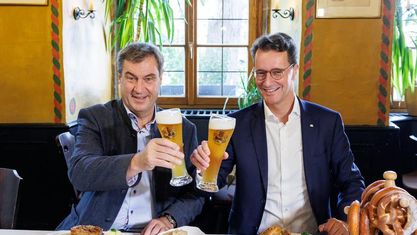 Am Freitag trafen sich Markus Söder und NRW-Ministerpräsident Hendrik Wüst in Nürnberg - zu Gesprächen, zu einem Rundgang in der Innenstadt und zum Schäufele-Essen im Heilig-Geist-Spital.