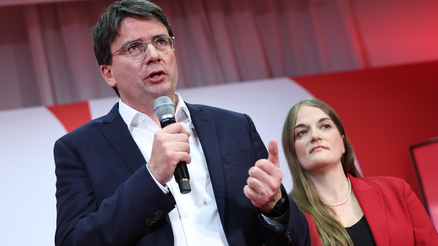  Florian von Brunn, Spitzenkandidat der SPD, spricht bei der Wahlparty nach der Bekanntgabe der ersten Prognose zur Landtagswahl in Bayern zu den Anhängern. 