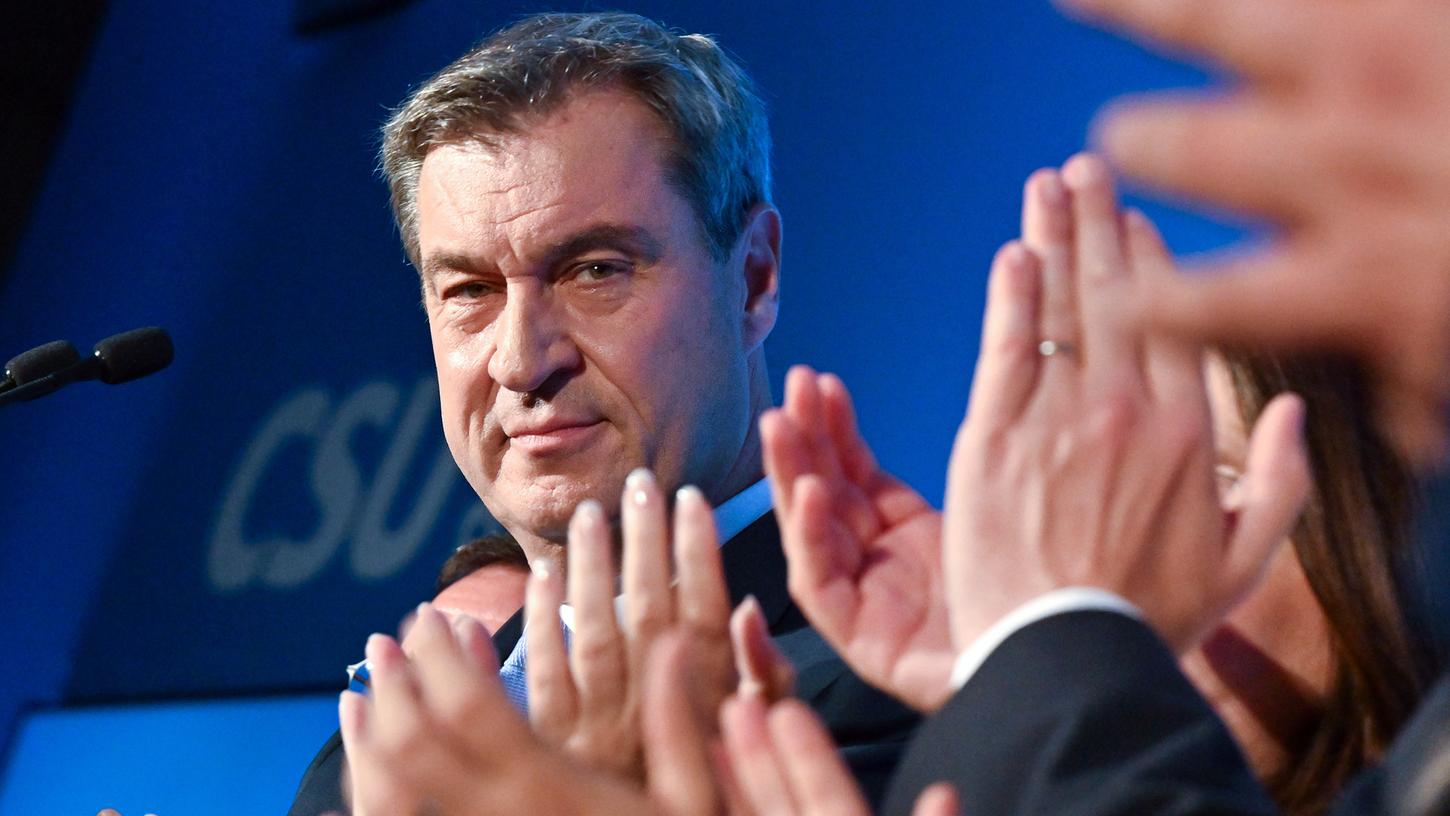Markus Söder, CSU-Spitzenkandidat und Ministerpräsident von Bayern, bekommt nach der Bekanntgabe der ersten Prognose zur Landtagswahl in Bayern bei der Wahlparty Applaus.