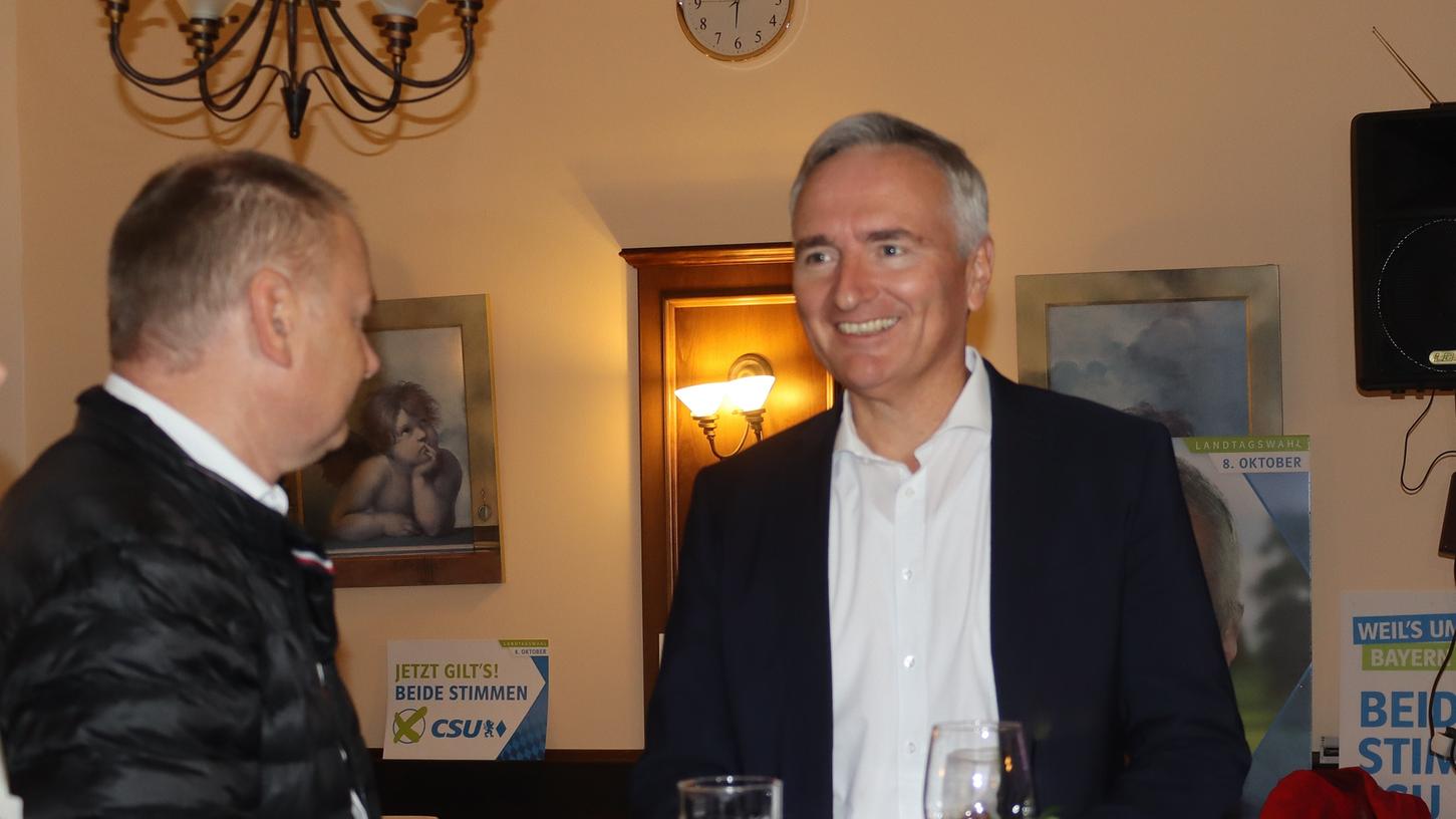 Erich Meidenbauer, Bürgermeister von Ebermanndorf, gratuliert Harald Schwartz zu seiner Wiederwahl. Erich Meidenbauer, Bürgermeister von Ebermanndorf, gratuliert Harald Schwartz zu seiner Wiederwahl.