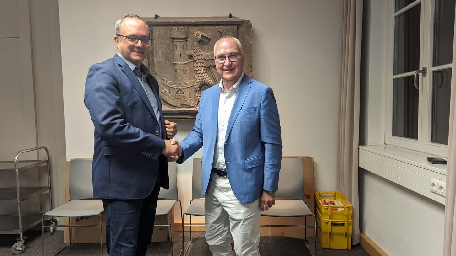 Sieg für die CSU: Landrat Manuel Westphal gratuliert Direktkandidat Helmut Schnotz zu seinem Sieg im Stimmkreis 506.