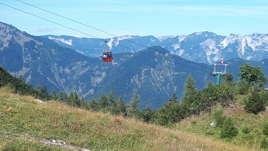 Auf der historischen Seilbahn zum Katrin sind bis heute kleine rote und grüne Kabinen im Einsatz. Hier der Blick vom Plateau neben der Bergstation Richtung Norden.