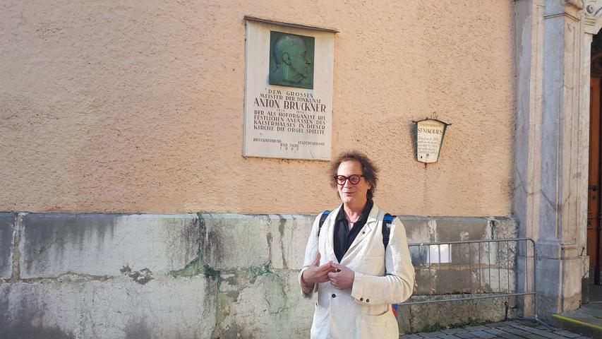 Norbert Trawöger, künstlerischer Leiter des Anton-Bruckner-Jahres 2024, vor der Pfarrkirche in Bad Ischl, in der auch der Komponist Anton Bruckner - im Dienst des Kaisers - spielte.