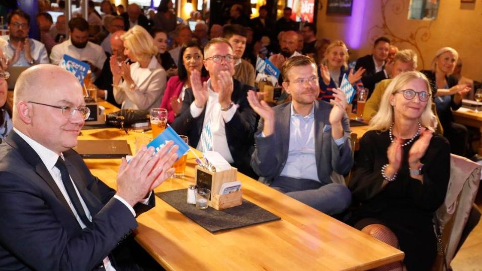 Die CSU liegt auch in der Region klar vorne. Die CSU liegt auch in der Region klar vorne.