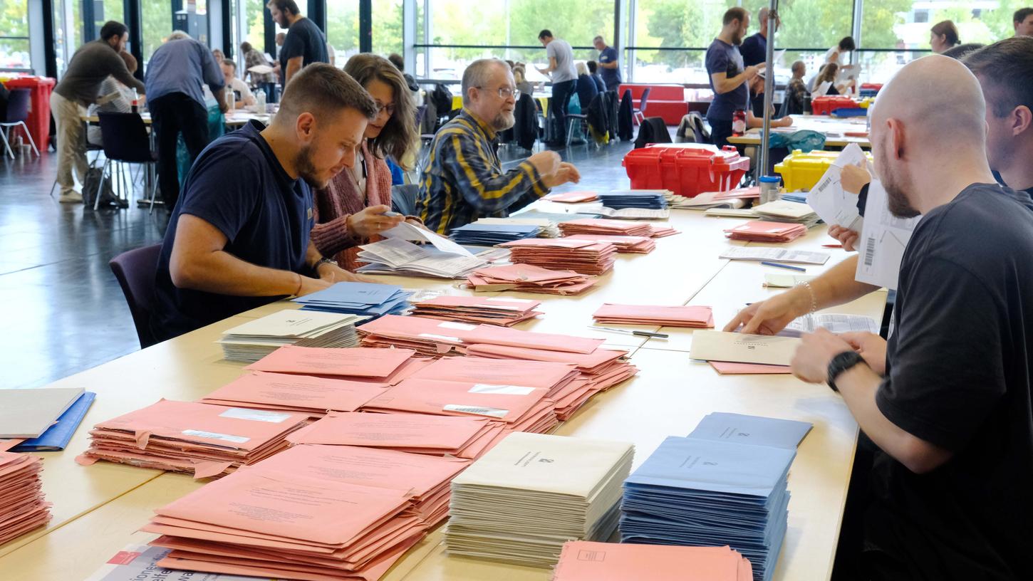 Viel zu tun: Die Auszählung der Wahlergebnisse in der Nürnberger Messehalle.