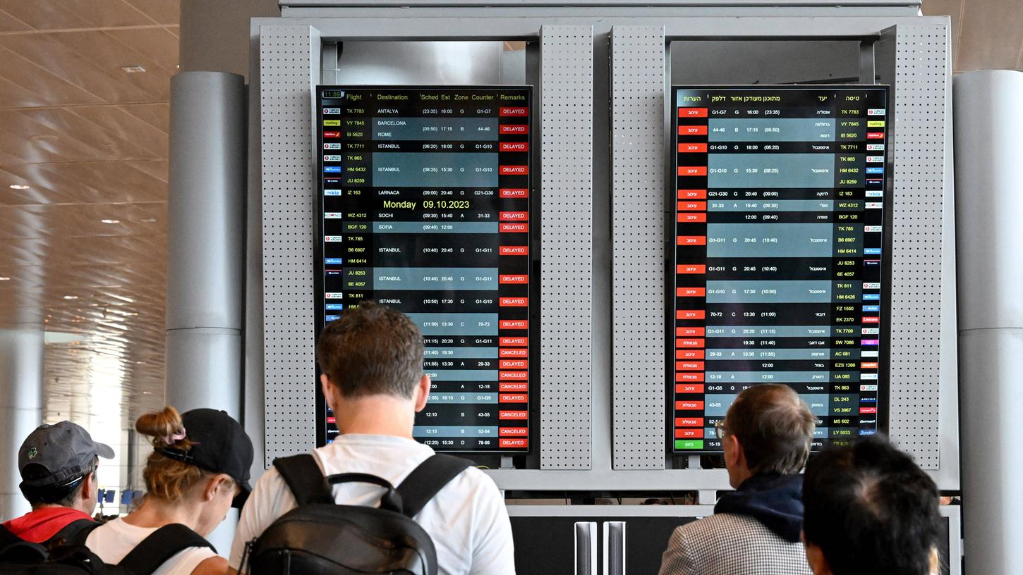 Zahlreiche Flüge nach Tel Aviv wurden bereits gestrichen. Das Auswärtige Amt rät dringend vor Reisen nach Israel und in palästinensische Gebiete ab. Zahlreiche Flüge nach Tel Aviv wurden bereits gestrichen. Das Auswärtige Amt rät dringend vor Reisen nach Israel und in palästinensische Gebiete ab.
