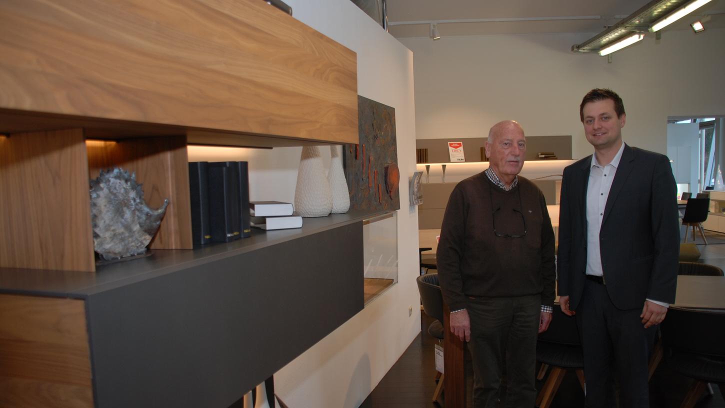 Ludger Hüls (li.), hier im Jahr 2018 mit Geschäftsführer Dominic Loy, setzte in seinem Möbelhaus auf klare Linien und schickes Design. 