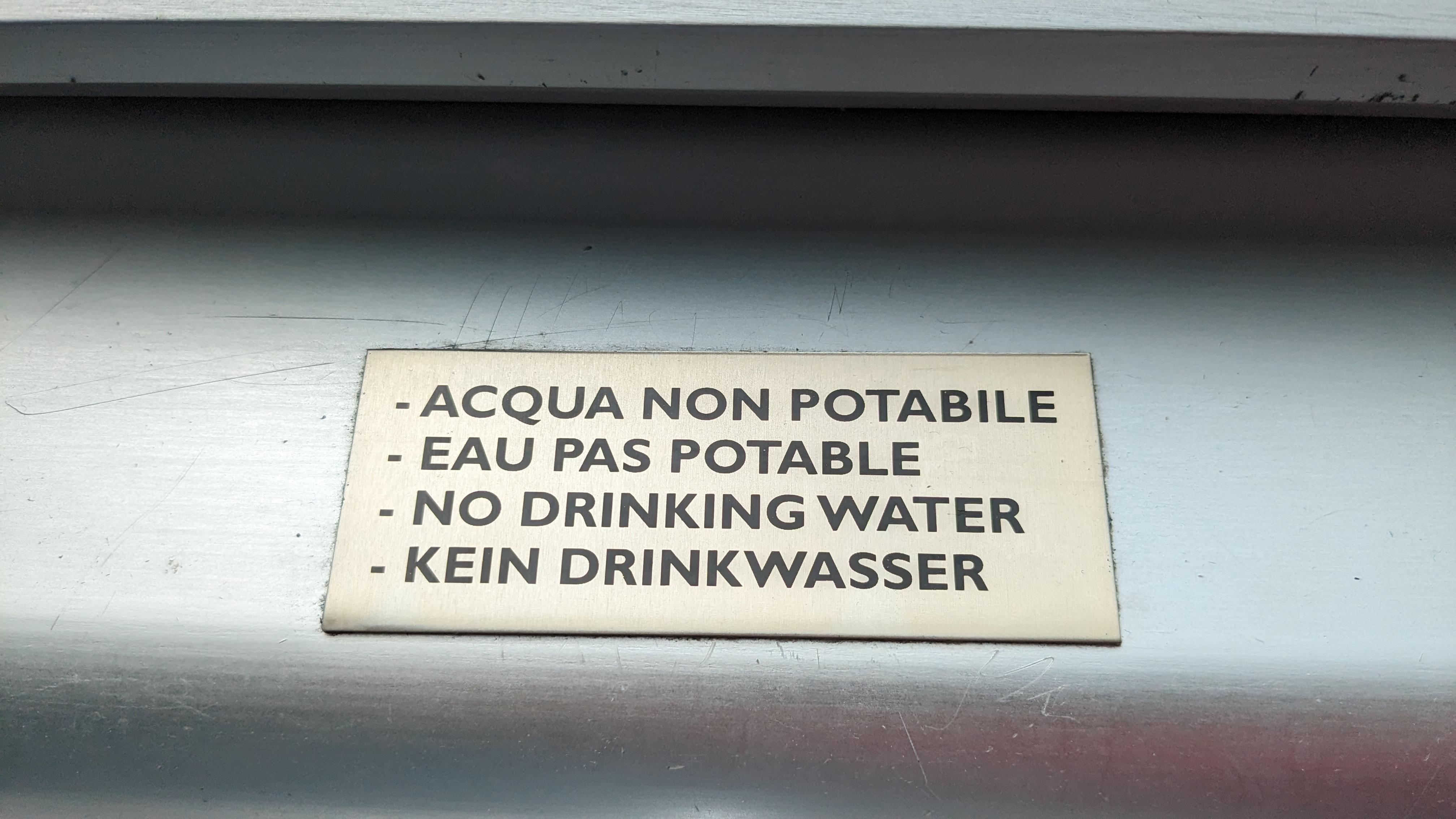 "Wir haben trotzdem einen Drink riskiert!" Gesehen auf einer Fähre auf dem Gardasee von Maderno nach Torri del Benaco von Thomas Baumgärtner aus Fürth. Alle Bilder der letzten Jahre unserer lustigen Deutschübersetzungen finden Sie hier.
