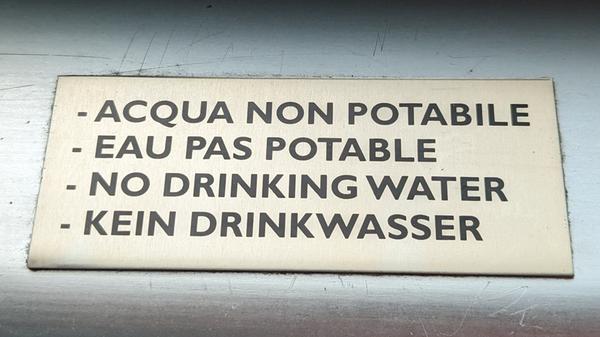 "Wir haben trotzdem einen Drink riskiert!" Gesehen auf einer Fähre auf dem Gardasee von Maderno nach Torri del Benaco von Thomas Baumgärtner aus Fürth. Alle Bilder der letzten Jahre unserer lustigen Deutschübersetzungen finden Sie hier.