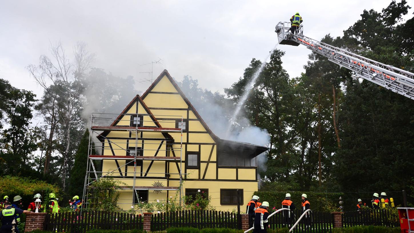 Hausbrand an der Mackenmühle bei Pleinfeld: Die Feuerwehr war mit Drehleiter und Atemschutz im Einsatz. Hausbrand an der Mackenmühle bei Pleinfeld: Die Feuerwehr war mit Drehleiter und Atemschutz im Einsatz.