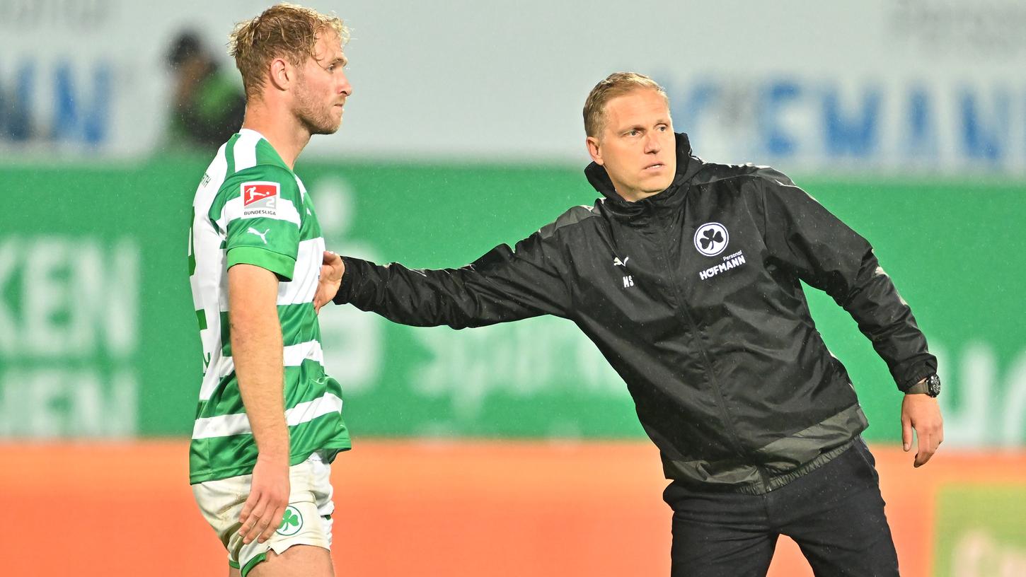 Sein letztes Spiel als Trainer des Kleeblatts: Marc Schneider (rechts) nach dem 2:2 gegen Rostock mit dem enttäuschten Sebastian Griesbeck.