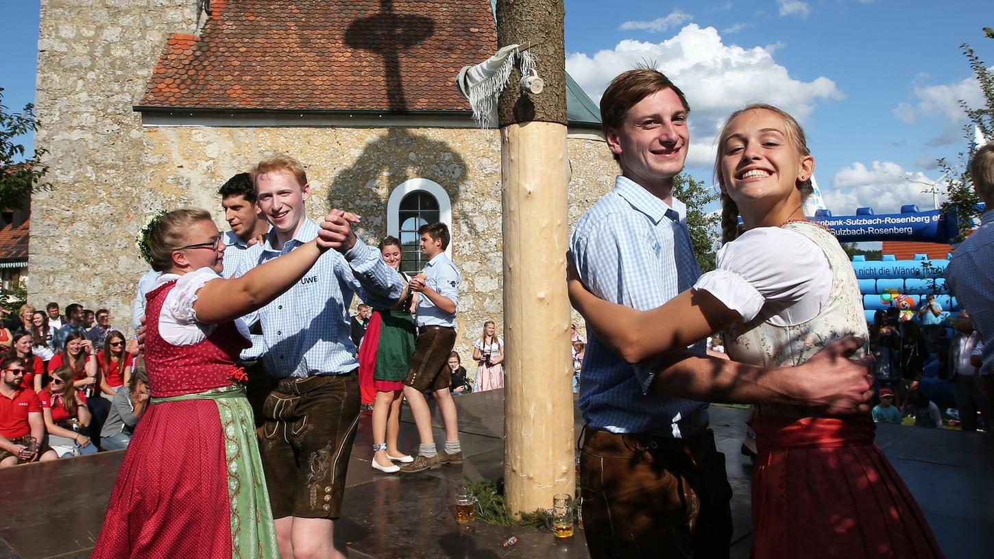 Wie es nach acht Stunden tanzen bei den Kirwapaaren aussieht, das wird sich beim Kirwatanz-Marathon Ende November im Kultur-Schloss Theuern zeigen. Wie es nach acht Stunden tanzen bei den Kirwapaaren aussieht, das wird sich beim Kirwatanz-Marathon Ende November im Kultur-Schloss Theuern zeigen.