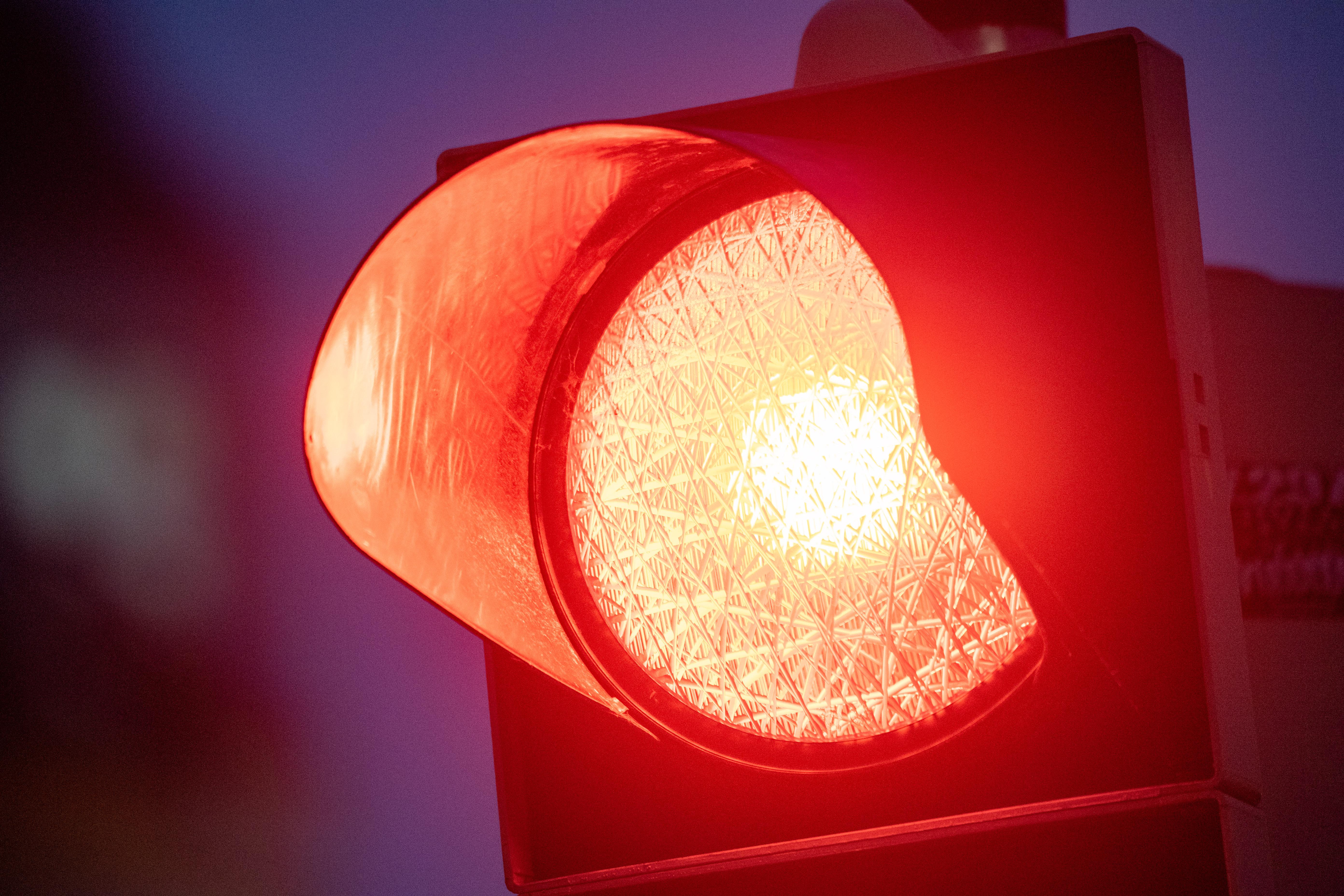 KINA - Nacktschnecke schaltet Ampel aus