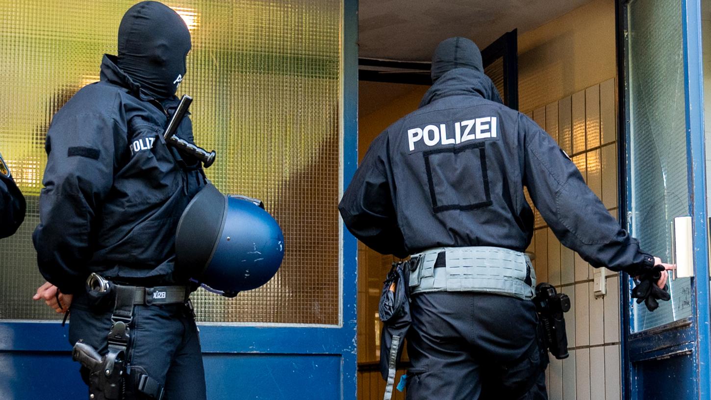 Die Polizei hat in Nürnberg mehrere Wohnungen durchsucht. (Symbolbild) 