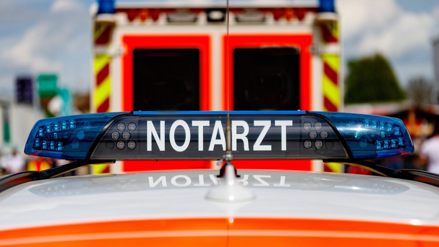 Wer hinter sich Notarzt oder Rettungswagen auf der Straße sieht, sollte möglichst schnell Platz machen - in Roth war eine 30-Jährige aber zu eilig. Wer hinter sich Notarzt oder Rettungswagen auf der Straße sieht, sollte möglichst schnell Platz machen - in Roth war eine 30-Jährige aber zu eilig.