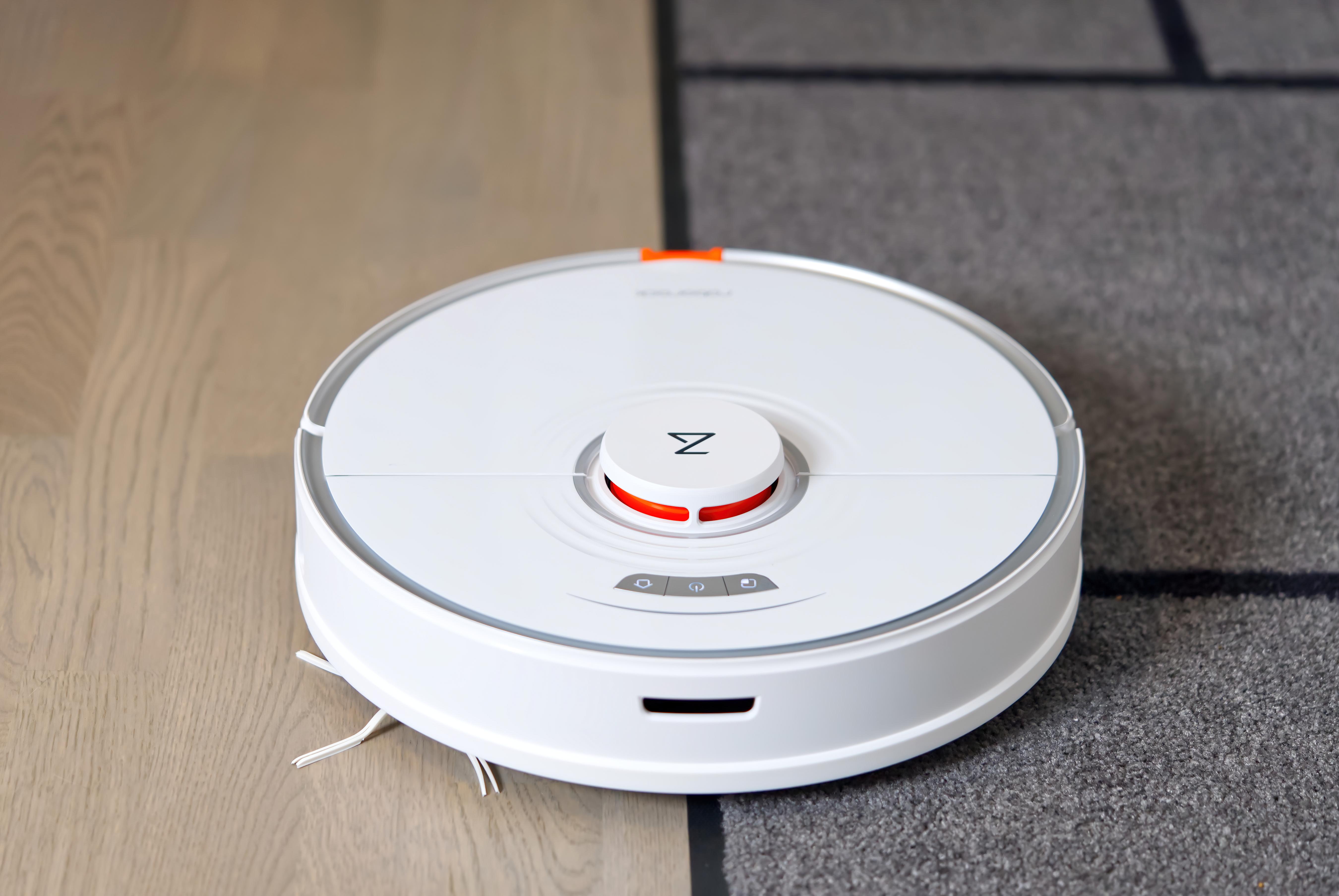 Ein moderner Saugroboter, hier ein S7 von Roborock, kann auch wischen und kommt mit Teppichen zurecht. Ein moderner Saugroboter, hier ein S7 von Roborock, kann auch wischen und kommt mit Teppichen zurecht.