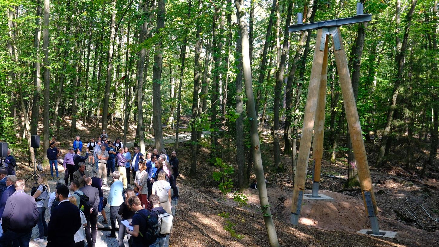 Die Grundsteinlegung des Klimawaldpfads im Tiergarten. Die Grundsteinlegung des Klimawaldpfads im Tiergarten.