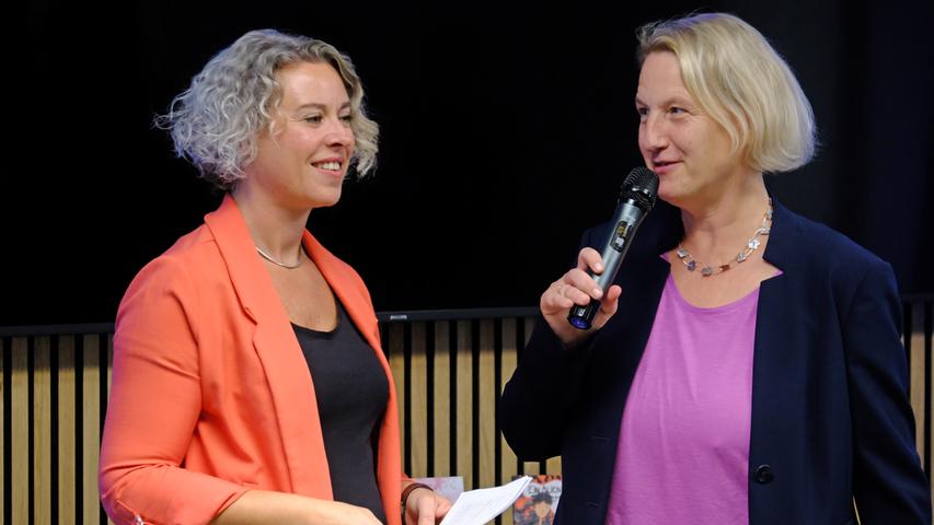 Ute Seidel (rechts), Autorin von "Ein Alien unter meinem Bett", im Gespräch mit Anette Röckl. 