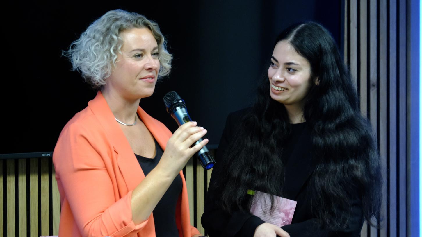 Anette Röckl (links) interviewt Simge Kumlu, die Autorin von "Der Tod, der mich liebte" und eine der Siegerinnen des VNP-Schreibwettbewerbs. 