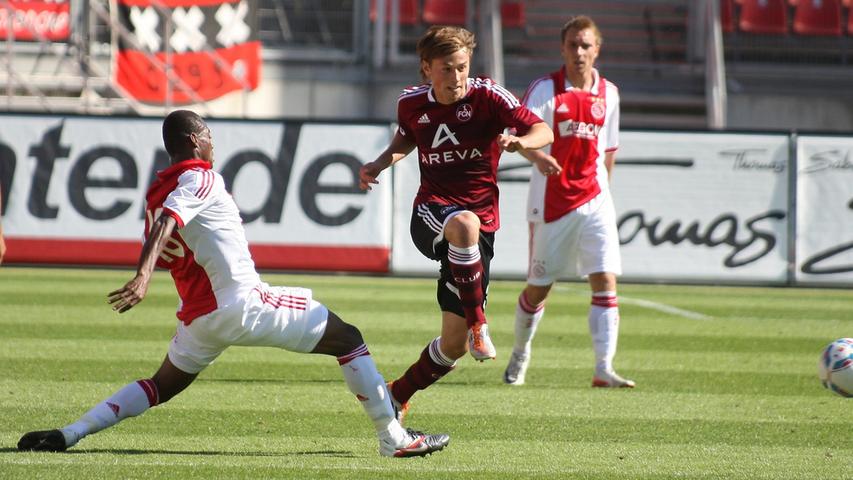 Julian Wießmeier kommt vor dem Ajax-Spieler Eyong Enoh an den Ball. Der 18-Jährige wurde in der 85. Minute für Timmy Simons eingewechselt.