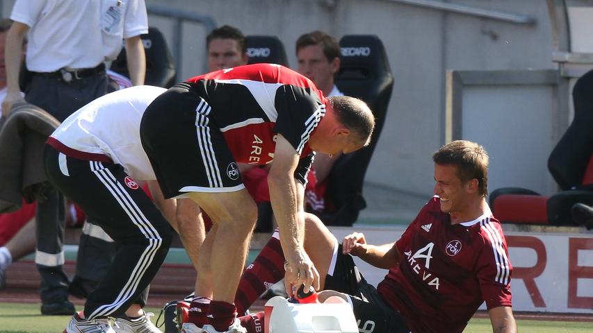 Tomas Pekhart wird von der medizinischen Abteilung behandelt. Der Angreifer aus Tschechien kam kurz nach dem 1:0 für Christian Eigler.