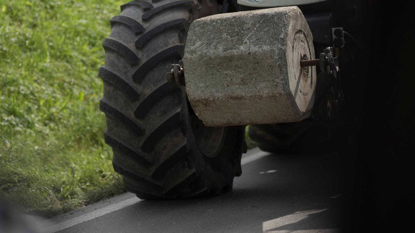 In Thalmässing hat ein Traktor einen Unfall im Ortskern gebaut (Symbolbild). In Thalmässing hat ein Traktor einen Unfall im Ortskern gebaut (Symbolbild).