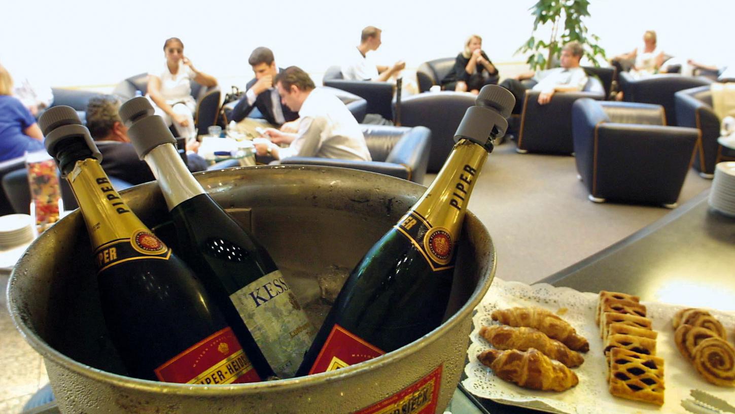 Champagner und Gebäck in der Senator Lounge der Lufthansa am Münchner Flughafen.