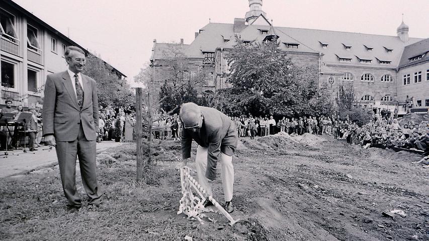 Peter Meinel (li.) und Otto Ammon beim Spatenstich für den Erweiterungsbau des Herder-Gymnasiums Forchheim im Oktober 1993. Hier geht es zu unserer Serie "Vor 30 Jahren".