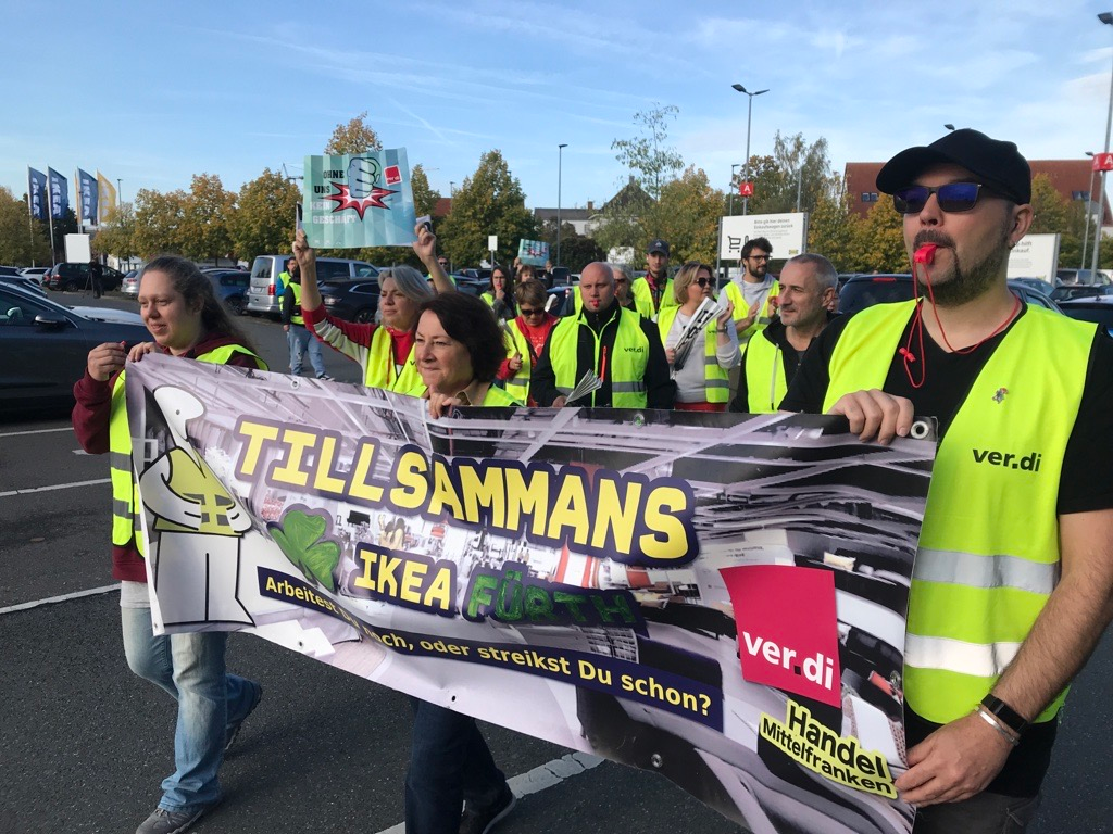 "Arbeitest du noch oder streikst du schon?" Die Beschäftigten des Ikea-Möbelhauses in Fürth haben am Freitagvormittag einmal mehr die Streikwesten übergezogen und sich für ihre Forderungen stark gemacht. "Arbeitest du noch oder streikst du schon?" Die Beschäftigten des Ikea-Möbelhauses in Fürth haben am Freitagvormittag einmal mehr die Streikwesten übergezogen und sich für ihre Forderungen stark gemacht.