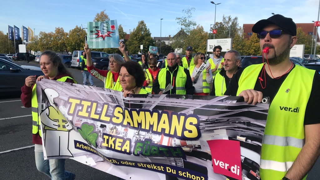 "Arbeitest du noch oder streikst du schon?" Die Beschäftigten des Ikea-Möbelhauses in Fürth haben am Freitagvormittag einmal mehr die Streikwesten übergezogen und sich für ihre Forderungen stark gemacht.