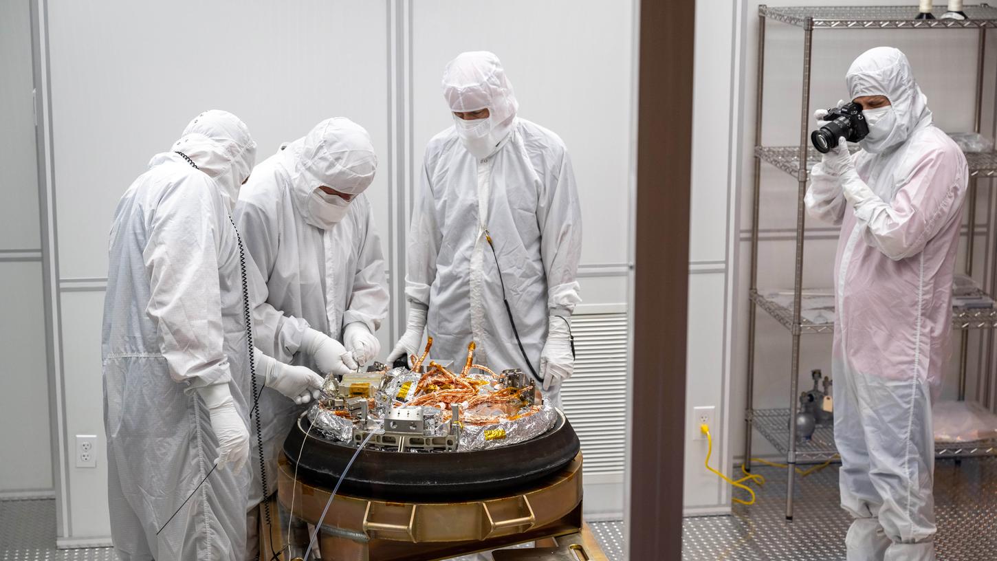 Wissenschaftler arbeiten an der von der Nasa-Sonde "Osiris-Rex" über der Erde abgeworfenen Kapsel mit einer Geröllprobe vom Asteroiden Bennu in einem Reinraum auf dem Test- und Übungsgelände des US-Verteidigungsministeriums in Utah.