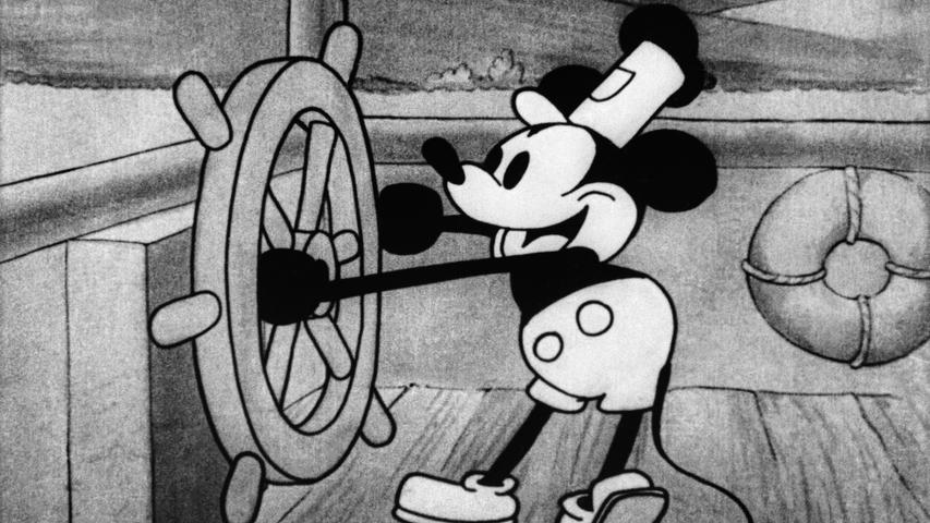 Die Zeichentrickfigur Micky Maus steuert ein Boot in einem Standbild aus dem Animationsfilm "Steamboat Willie" von Disney.