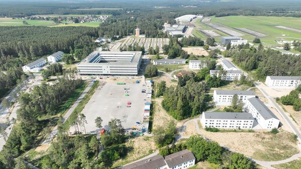 Ein gewaltiger Komplex ist bis Ende 2023 für die neue Offizierschule der Luftwaffe (OSLW) auf dem Gelände der Otto-Lilienthal-Kaserne in Roth entstanden. Die Luftaufnahme zeigt links oberhalb der Bildmitte das markante, quadratische künftige Hörsaalgebäude sowie rechts die Unterkünfte.