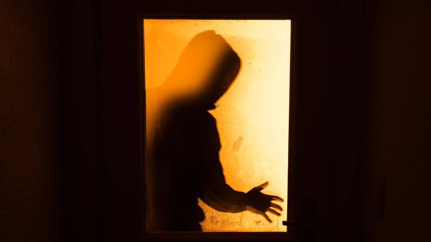 Am Sonntagnachmittag kam es zu einem Einbruch in eine Wohnung in Bayreuth, die Polizei sucht nach Hinweisen. Am Sonntagnachmittag kam es zu einem Einbruch in eine Wohnung in Bayreuth, die Polizei sucht nach Hinweisen.