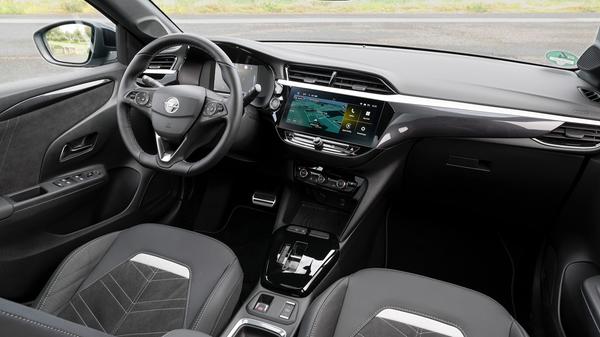 Auf Wunsch gibt es ein volldigitales Cockpit mit bis zu zehn Zoll großem Touchscreen, der ein neues Infotainment mit unkomplizierterer Menüführung beherbergt.