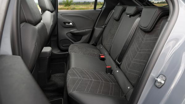 Der Fond ist verhältnismäßig knapp geschnitten. Für Kinder sollte es aber reichen.