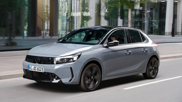 Der Erfolg des Corsa beruht nicht zuletzt auf dem Umstand, dass er auch vollelektrisch zu haben ist. Jetzt wird das Angebot ausgebaut.