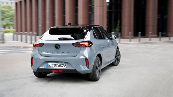 Ergänzend zur Leistungsstufe mit 100 kW/136 PS hält sich der stärkere "GS Long Range" bereit, der auf 115 kW/156 PS und 260 Newtonmeter Drehmoment zurückgreifen kann.