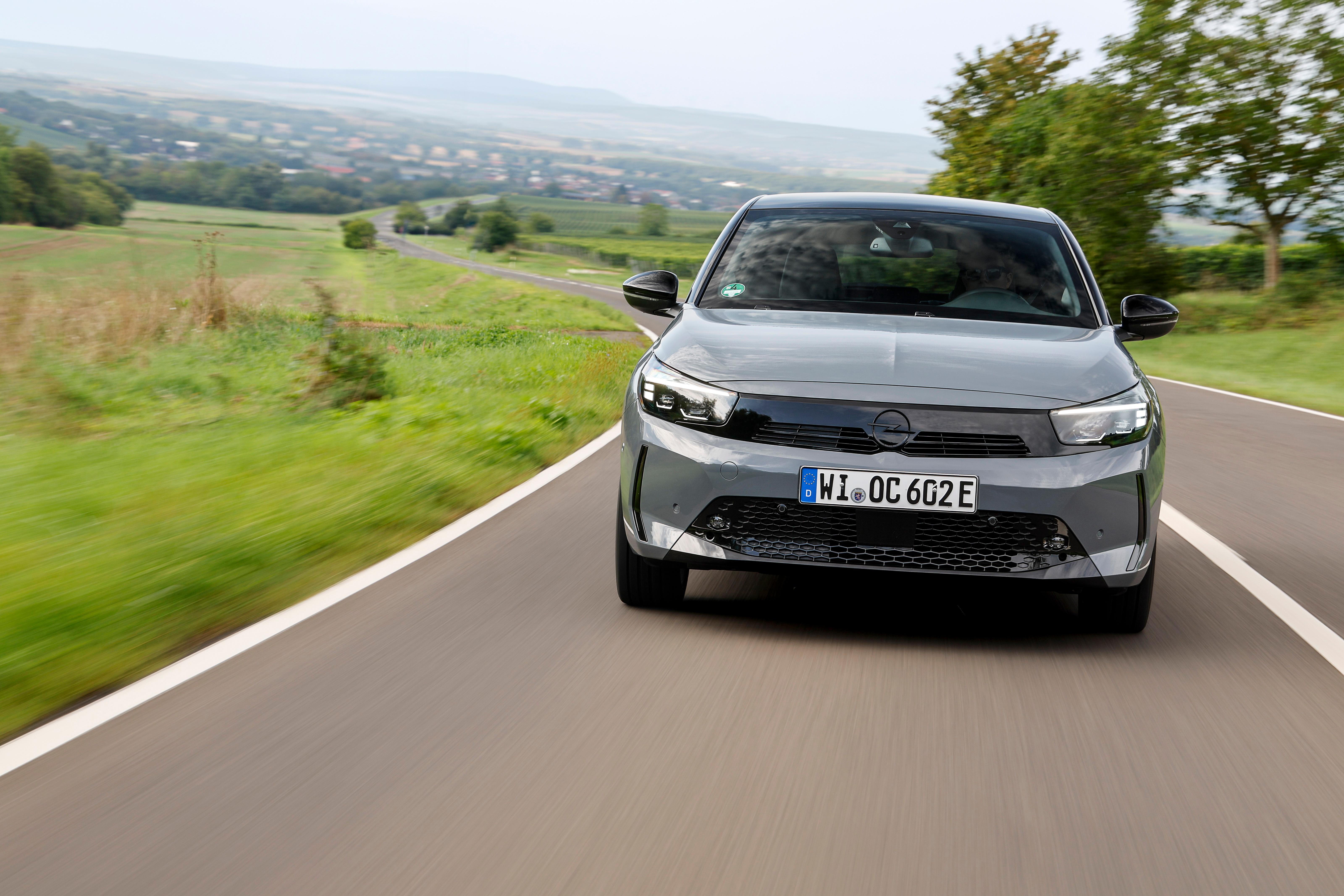 Dank diverser Effizienzmaßnahmen und einer verbesserten 51-kWh-Batterie steigt die WLTP-Normreichweite auf 402 Kilometer.