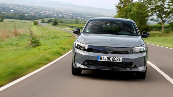 Dank diverser Effizienzmaßnahmen und einer verbesserten 51-kWh-Batterie steigt die WLTP-Normreichweite auf 402 Kilometer.