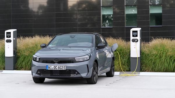 AC-Laden erfolgt dreiphasig und mit bis zu 7,4 kW. Der stärkere 11-kW-Lader kostet 1190 Euro Aufpreis.